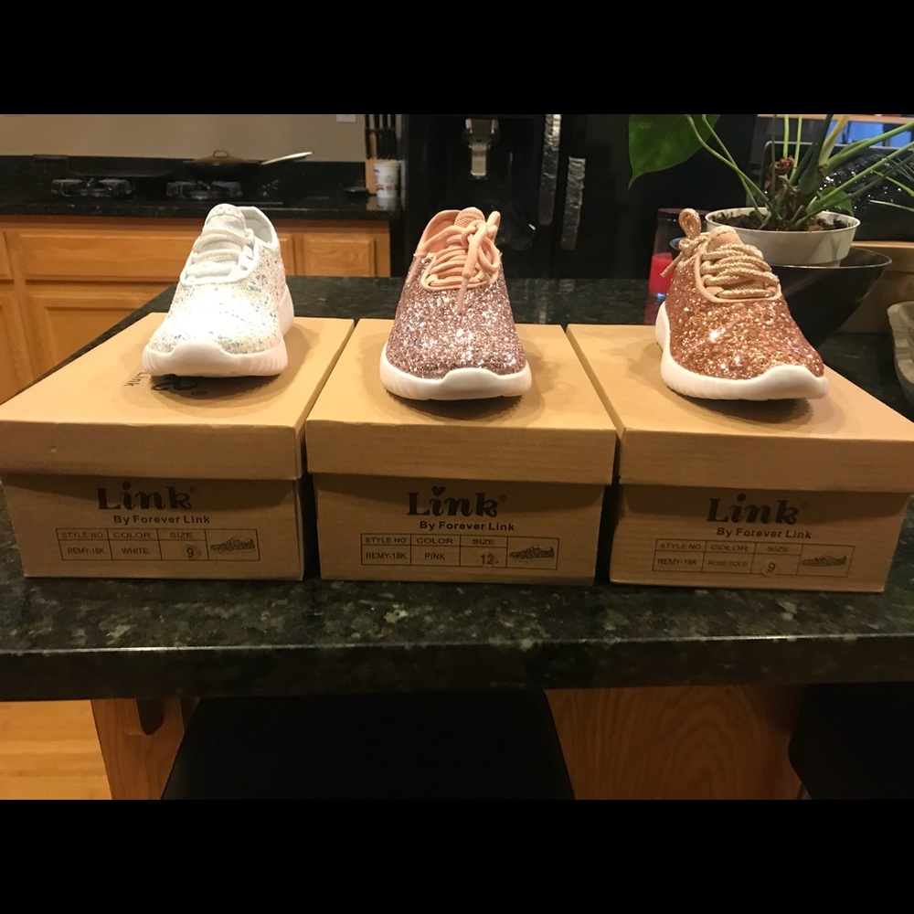 Tennis shoes